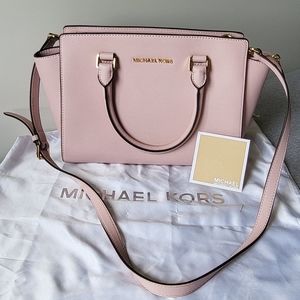 Micheal Kors Hand/Cross body bag
